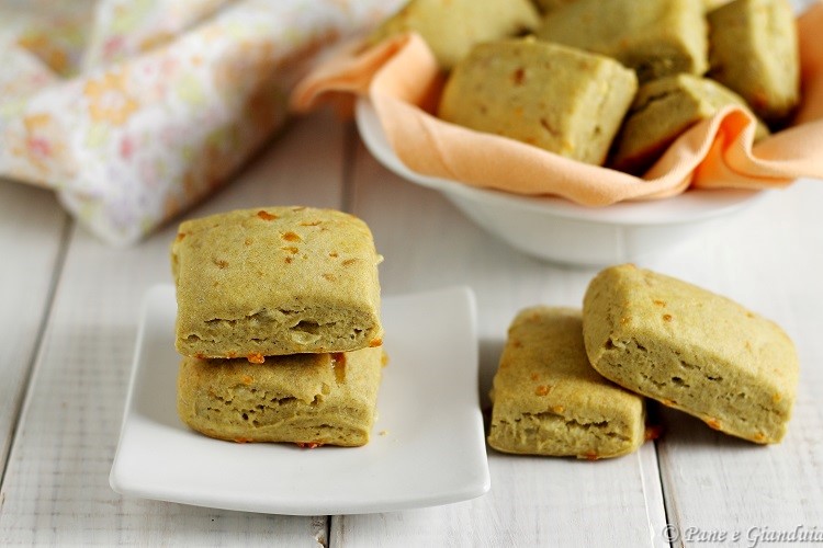 Scones integrali al formaggio cheddar