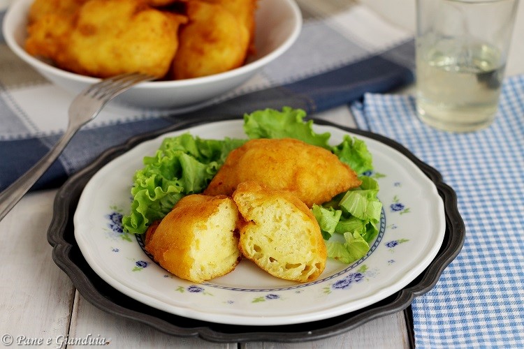 Thippulas di patate e formaggio