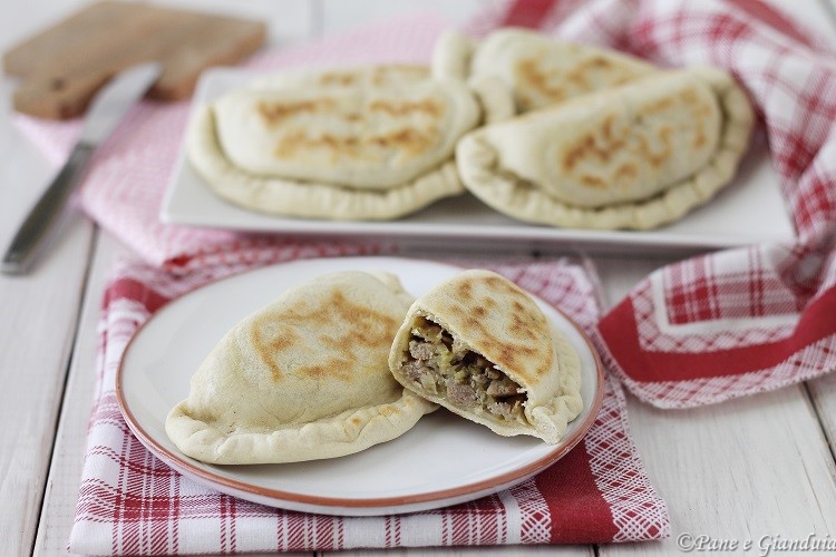 Panzerottini ripieni con carne e verdura