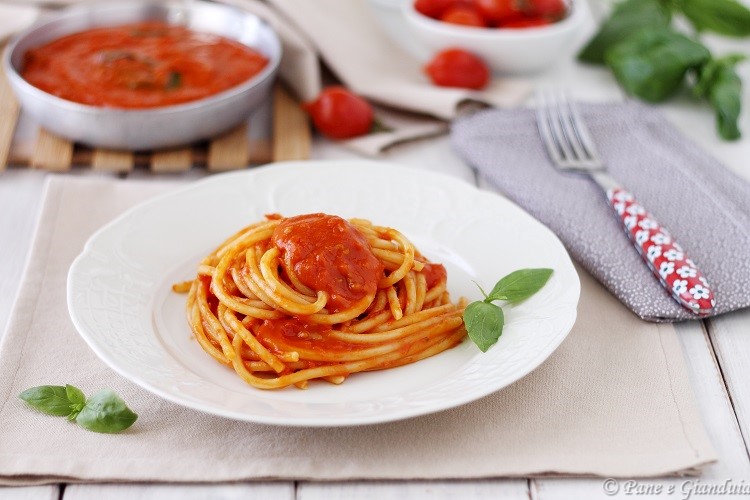 Spaghettoni con pomodorini del Piennolo