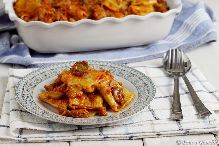 Pasticcio di maccheroni con melanzane e funghi
