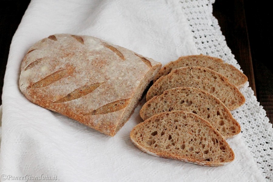 Pane con farina integrale Petra 9