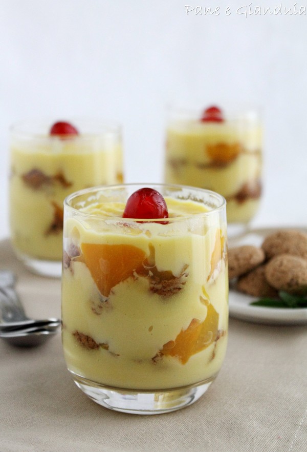 Dolce alla crema con pesche sciroppate