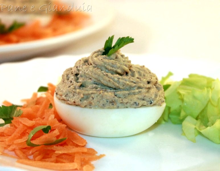 Uova ripiene al prosciutto e funghi