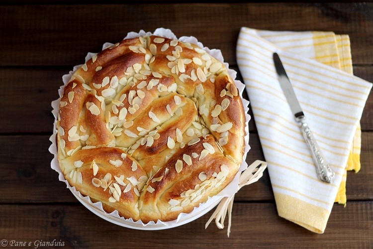 Brioche alla crema con lamelle di mandorle
