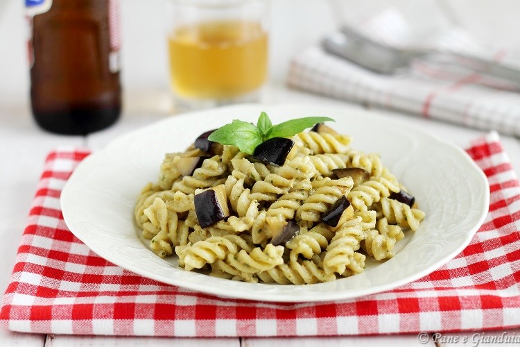 Fusilli con crema di melanzane e basilico