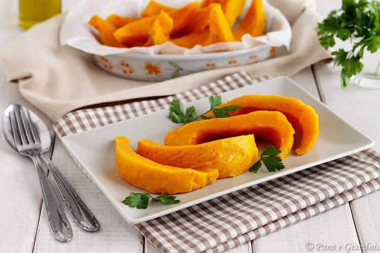 Come cuocere la zucca intera al forno