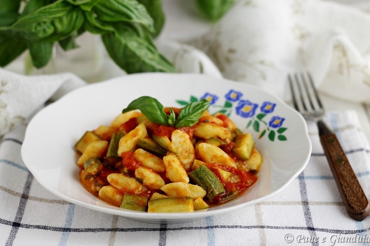 Gnocchi di patate con zucchine e pomodori