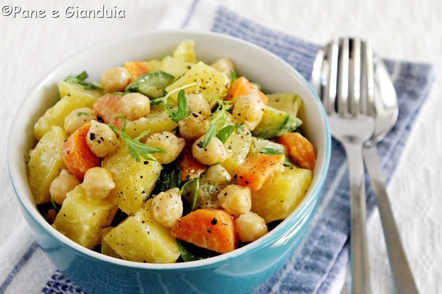 Insalata di patate con ceci e rucola