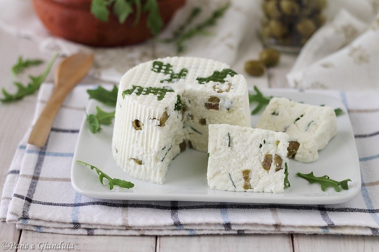 Formaggio fresco con rucola e olive