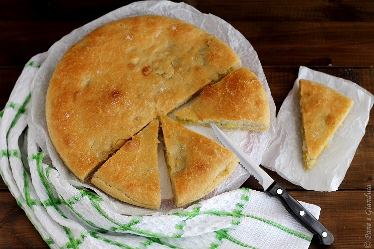 Focaccia ripiena con porri e gorgonzola