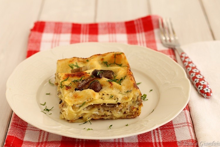 Lasagne ai funghi con salsiccia e formaggio