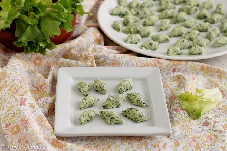 Gnocchi verdi con erbe e ricotta