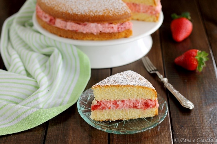 Torta al latte con fragole e panna
