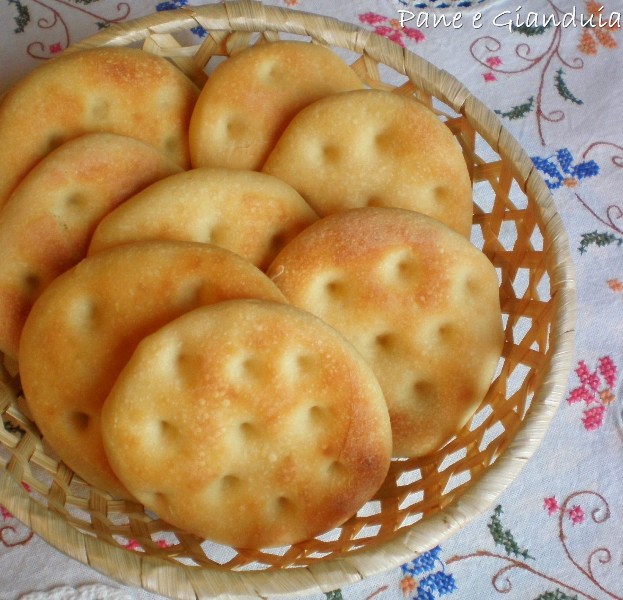 Focaccine di semola e latte