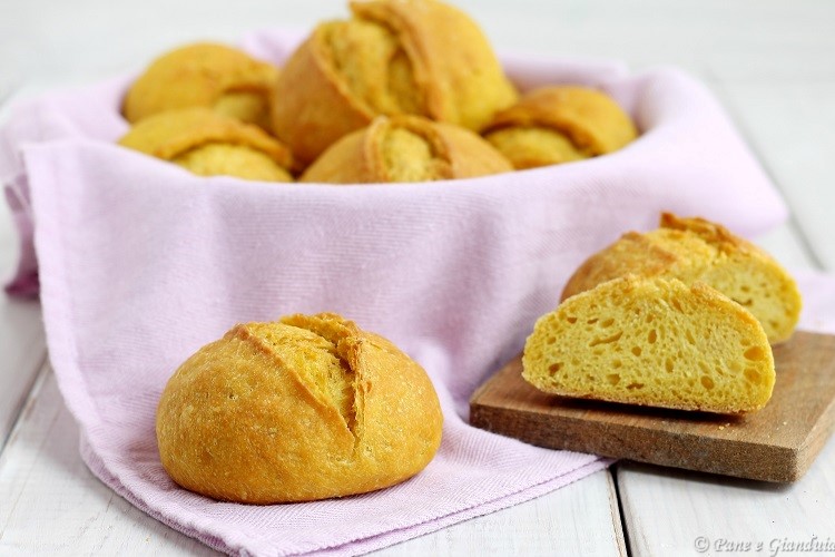 Panini di ricotta e zafferano