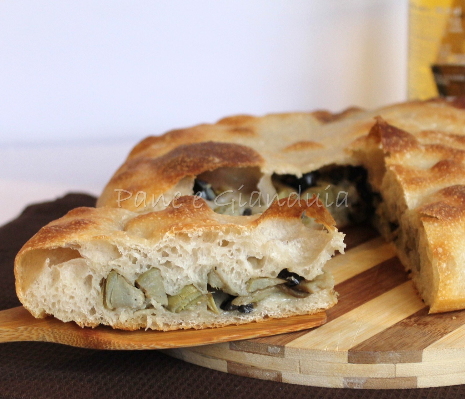 Focaccia ripiena ai carciofi