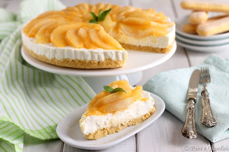 Cheesecake di ricotta con pere caramellate