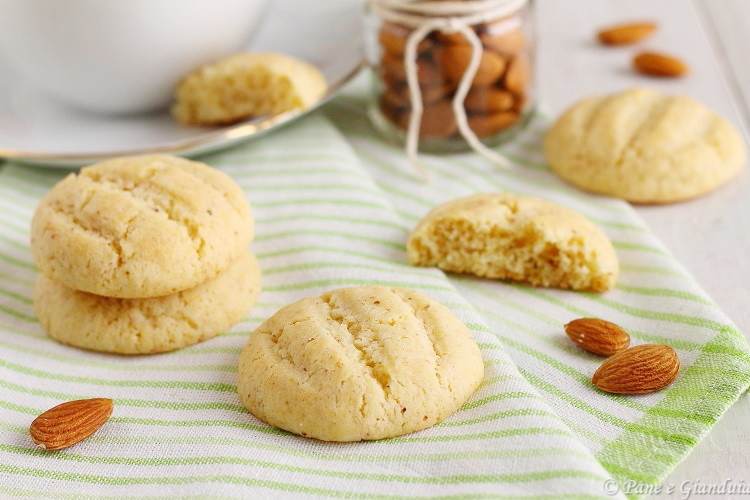 Biscotti di grano duro con mascarpone e mandorle