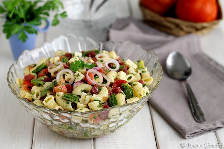 Pasta in insalata con zucchine e toma
