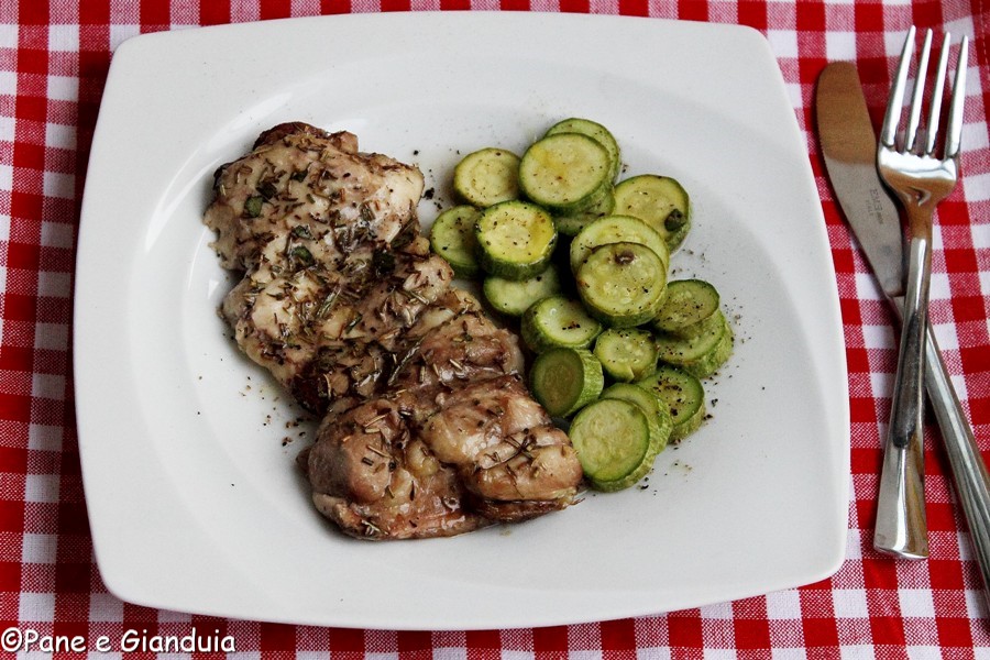Rustichelle di pollo agli aromi con zucchine