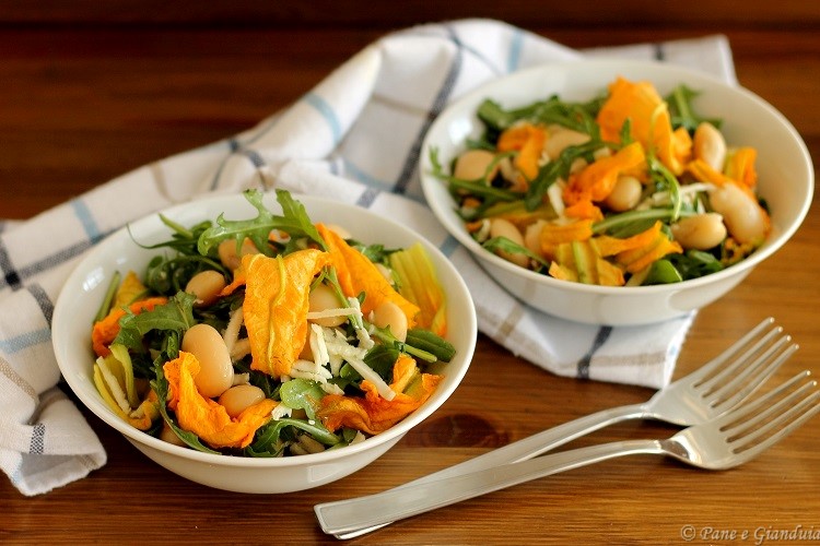 Insalata con fiori di zucca, rafano e fagioli