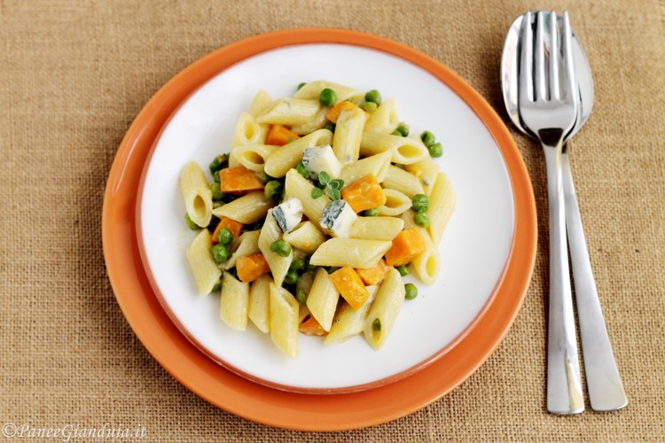 Penne con patate dolci piselli e gorgonzola