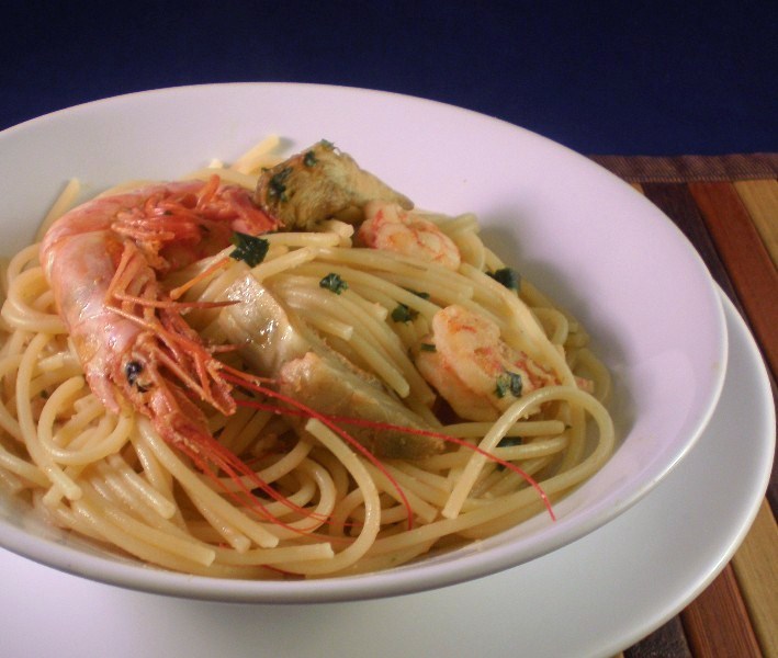 Spaghetti con gamberi e carciofi