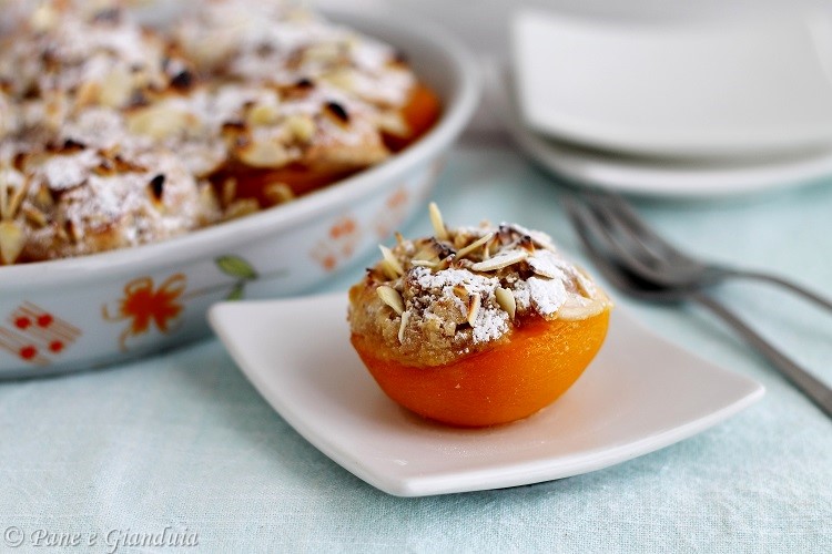 Pesche sciroppate ripiene con mandorla e amaretto