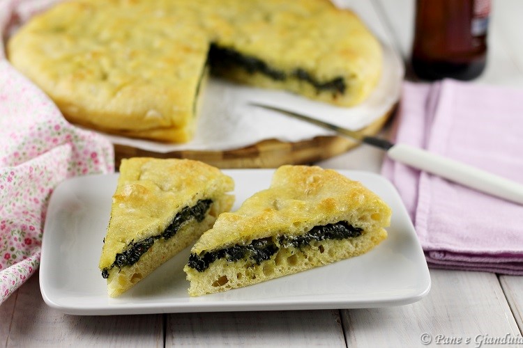 Focaccia ripiena di spinaci e pecorino