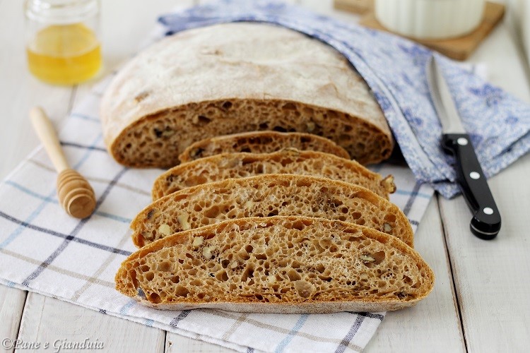 Pane con carote e noci