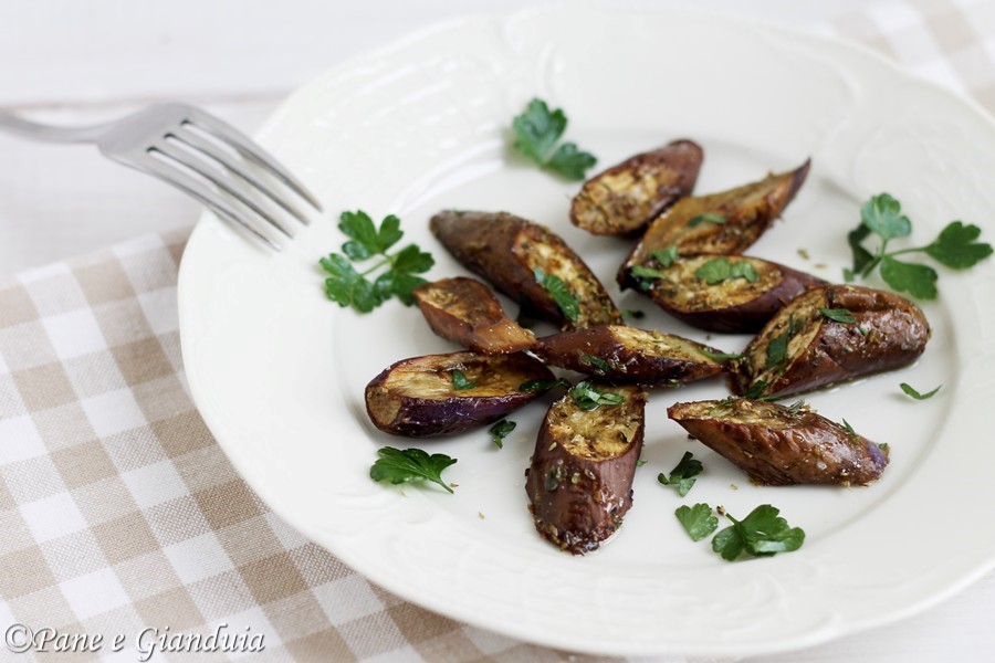 Melanzane perlina al forno con erbe aromatiche
