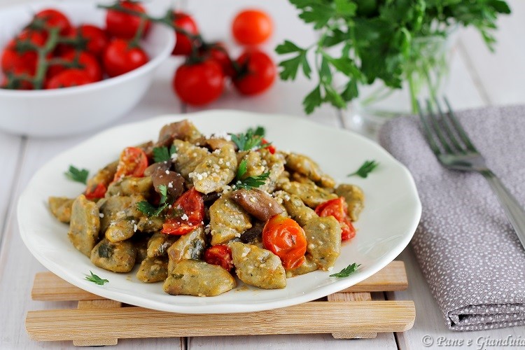 Gnocchi verdi con pomodorini e funghi