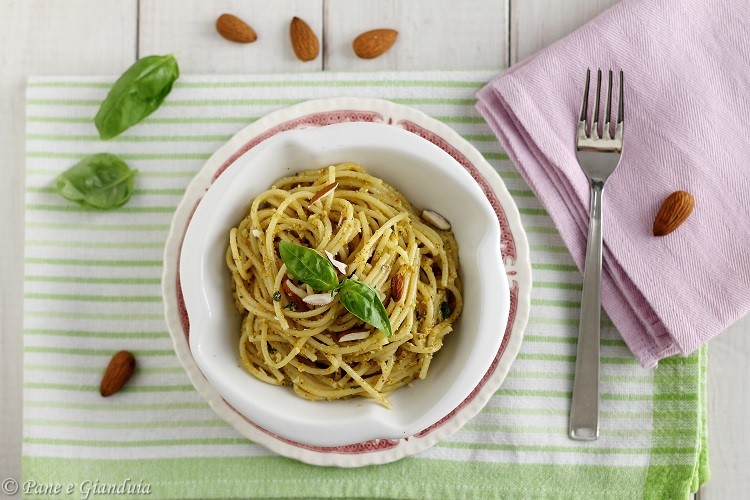 Spaghetti con pesto di mandorle e fiori di zucca