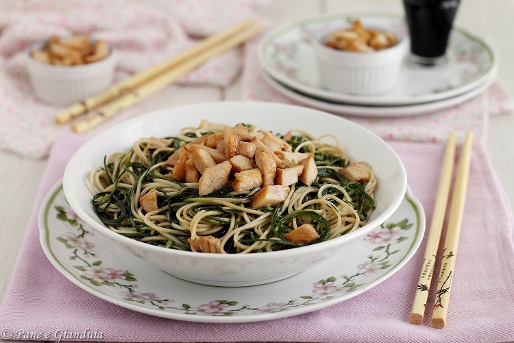 Noodles con agretti e pollo