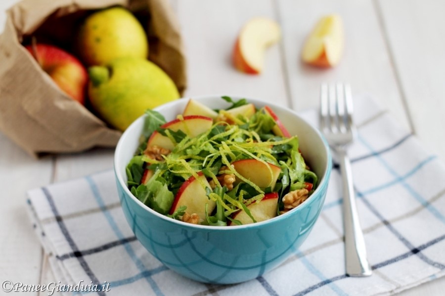 Insalata di mele e rucola con noci e cannella