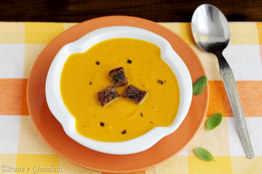 Vellutata di zucca con crostini di pane di castagne