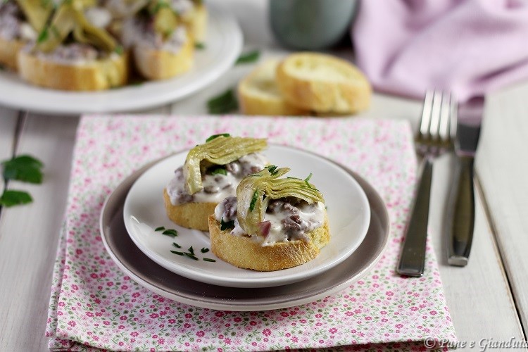 Crostini con salsiccia e carciofi