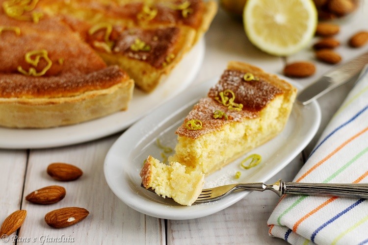 Torta spumosa di mandorle e limone