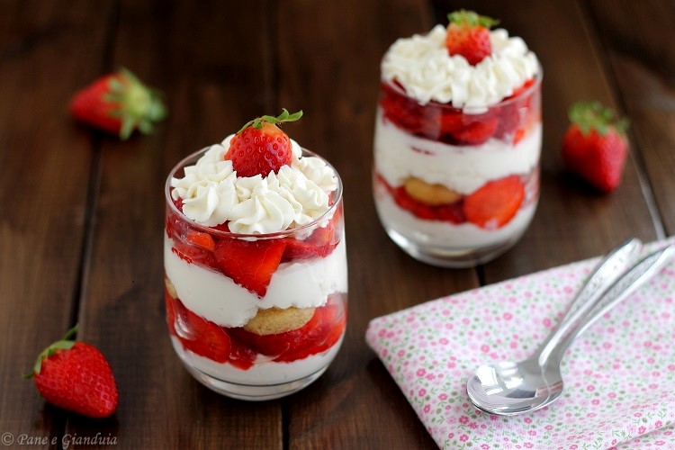 Tiramisù alle fragole senza uova