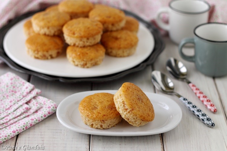 Tortine alla pesca e maraschino