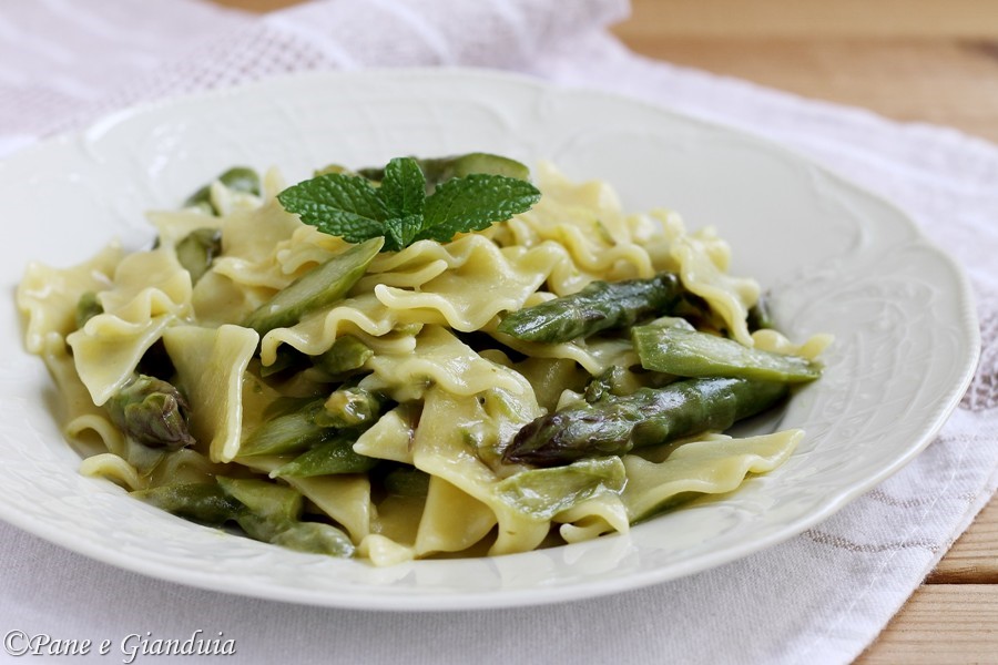 Pantacce agli asparagi con pecorino