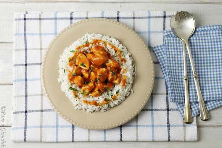 Spezzatino di pollo con riso bianco