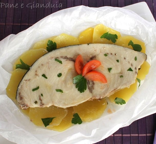 Pesce spada al cartoccio con erbe miste e patate