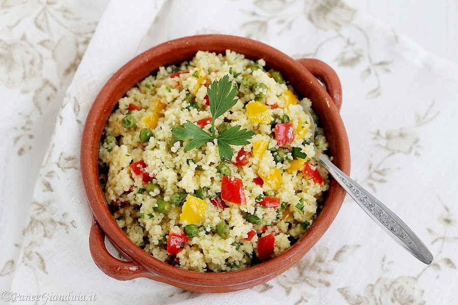 Cous cous con peperoni e piselli