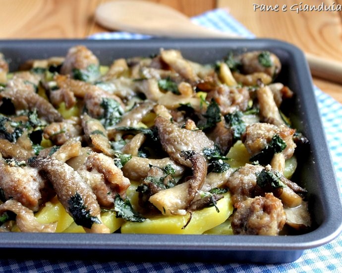 Funghi e salsicce su letto di patate