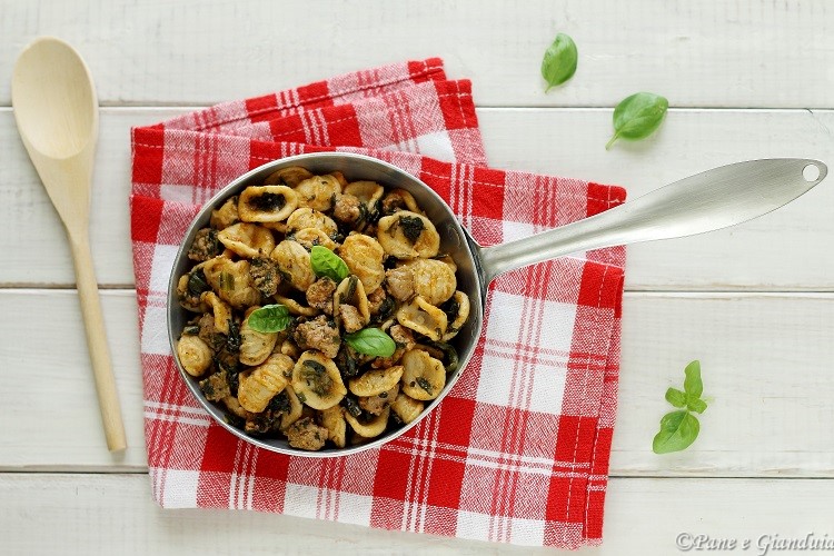 Orecchiette integrali con cicoria e salsiccia