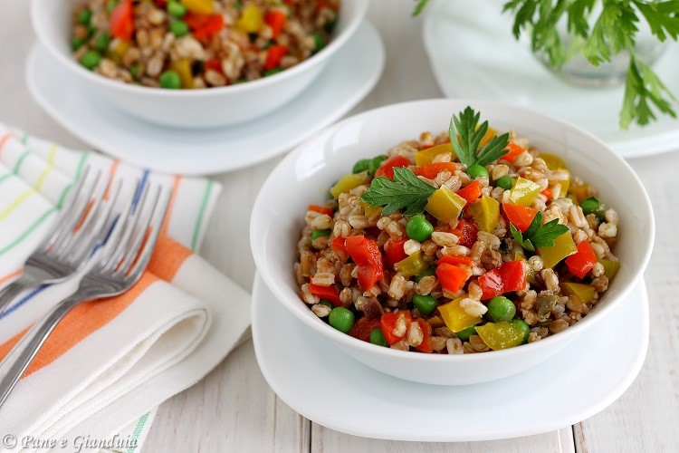 Insalata di farro con peperoni e piselli