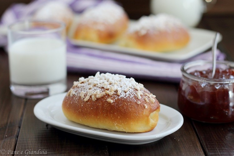 Brioche morbide al latte con marmellata