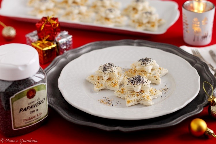 Tartine con ricotta bottarga e semi di papavero